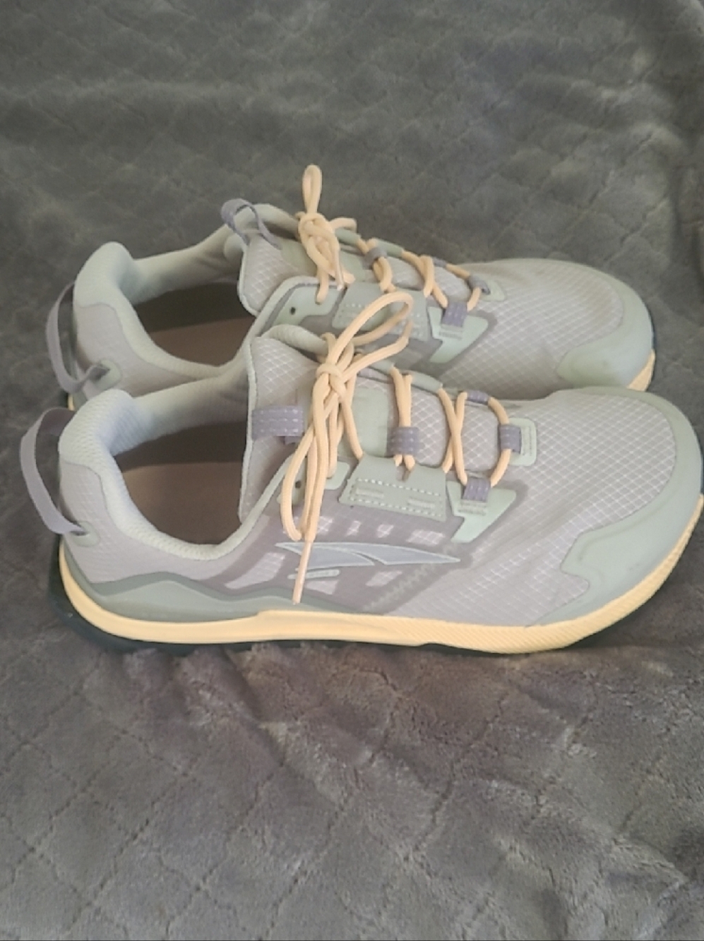 Altra Lone Peak GoreTex Women’s Running Shoes in Light Gray with Peach Laces - Picture 2 of 8